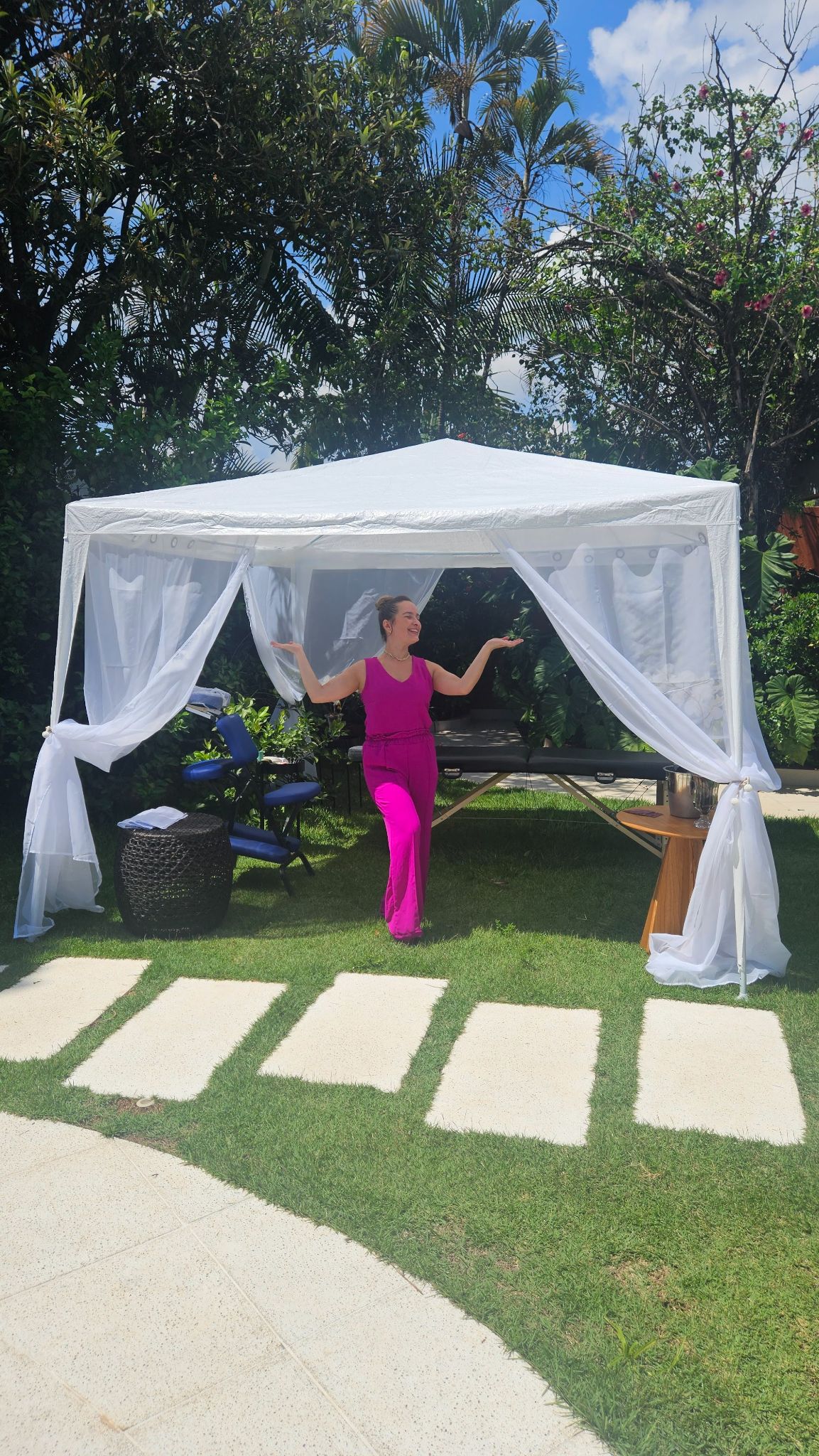 Estrutura de evento da Lakshmi montada ao ar livre num jardim — tenda para experiências de bem-estar corporativo